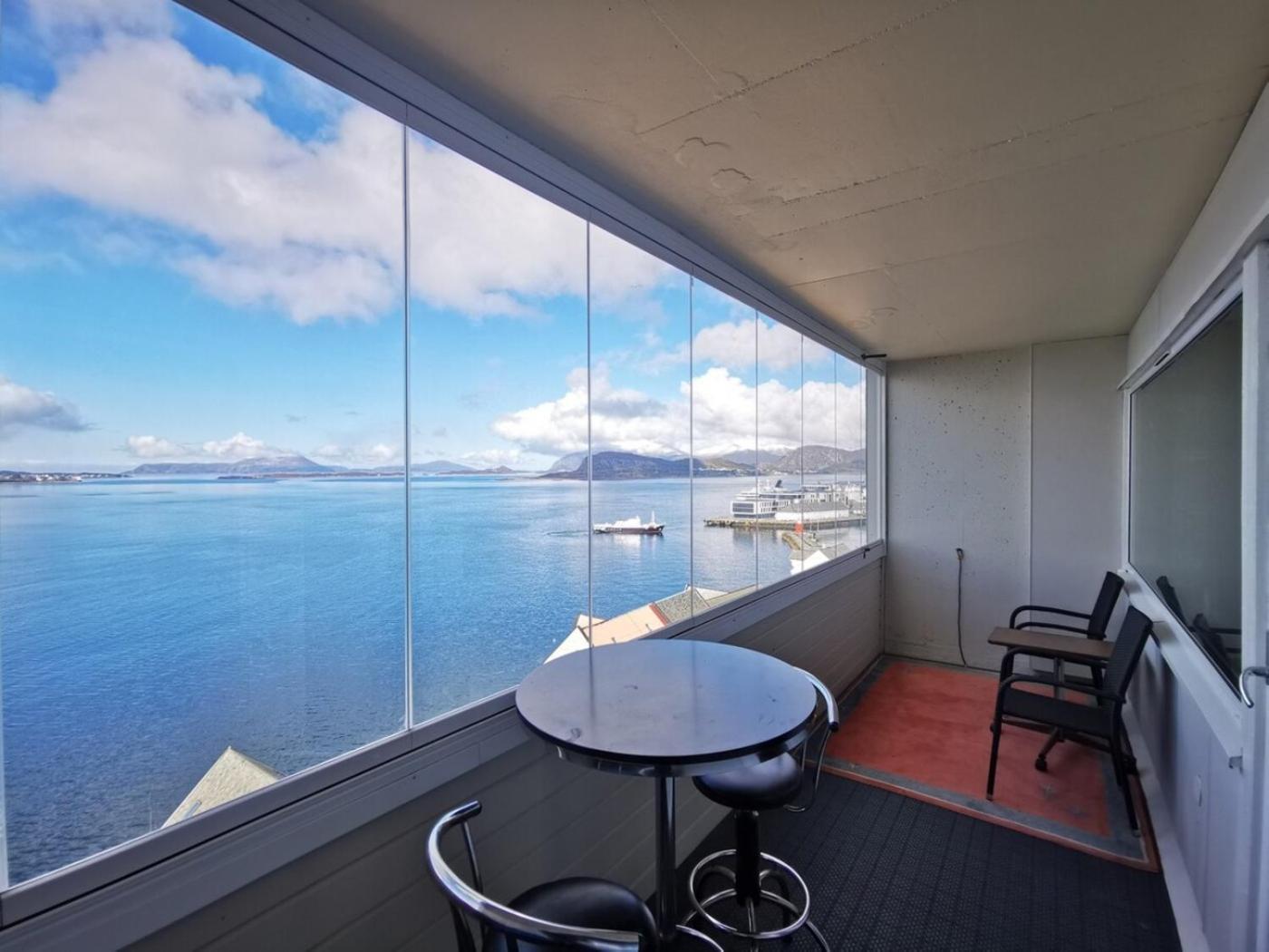 Apartment Close To The City Center With Sea View Ålesund Buitenkant foto