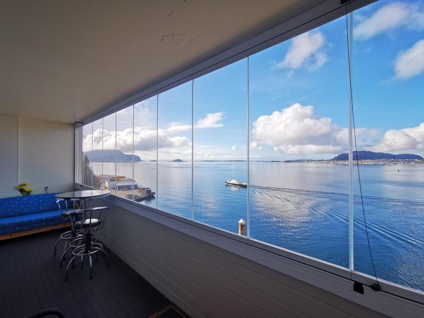 Apartment Close To The City Center With Sea View Ålesund Buitenkant foto