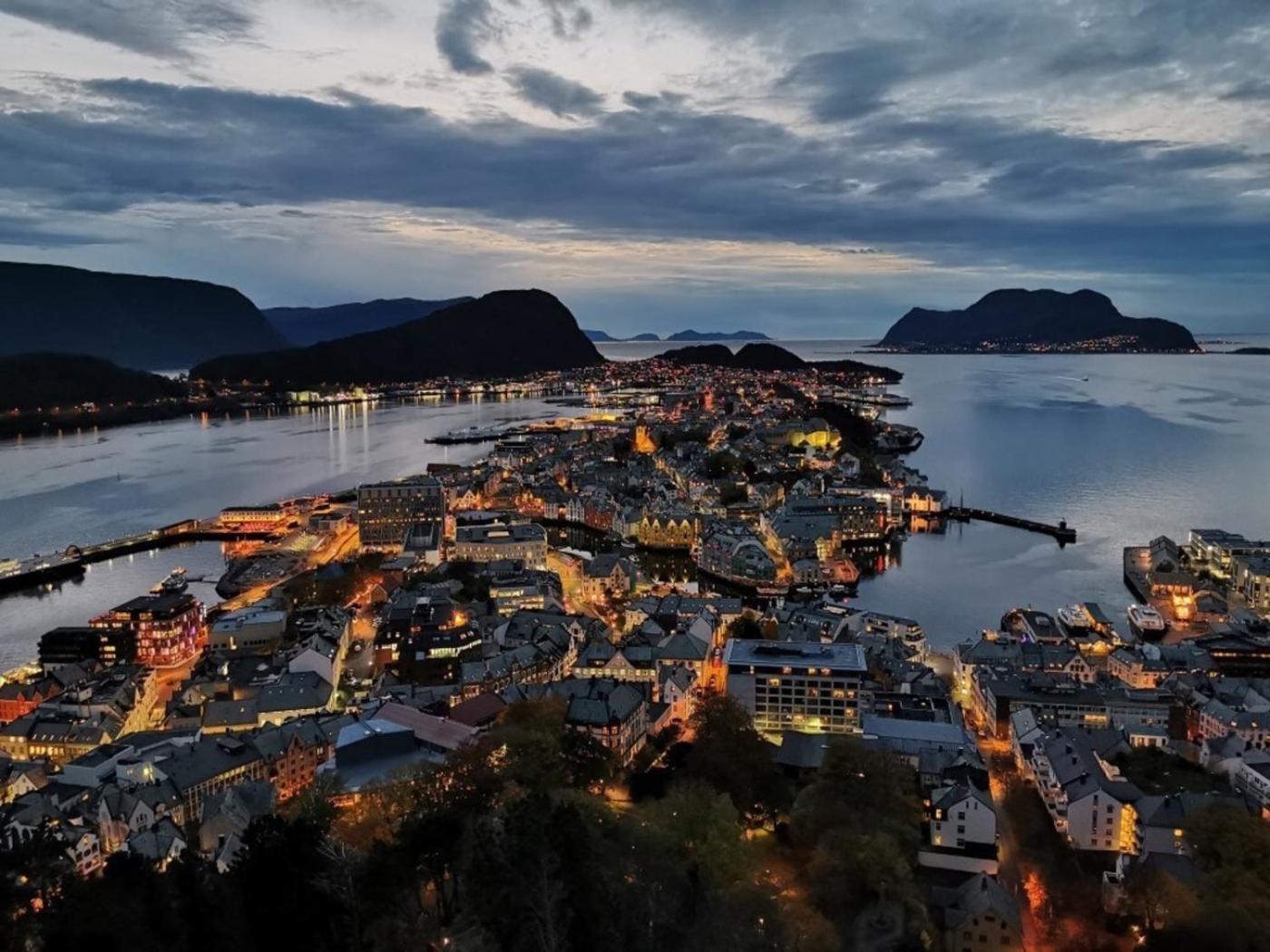 Apartment Close To The City Center With Sea View Ålesund Buitenkant foto